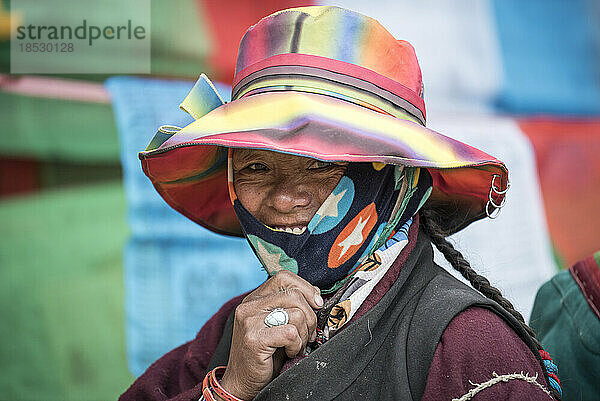 Lächelnde Pilgerin beim Saga-Dawa-Fest; Autonome Region Tibet  Tibet/China