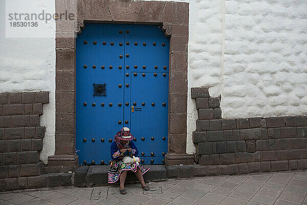 Inka-Frau beim Spinnen von Alpakawolle in einer Straße in Cuzco  Peru; Cuzco  Peru