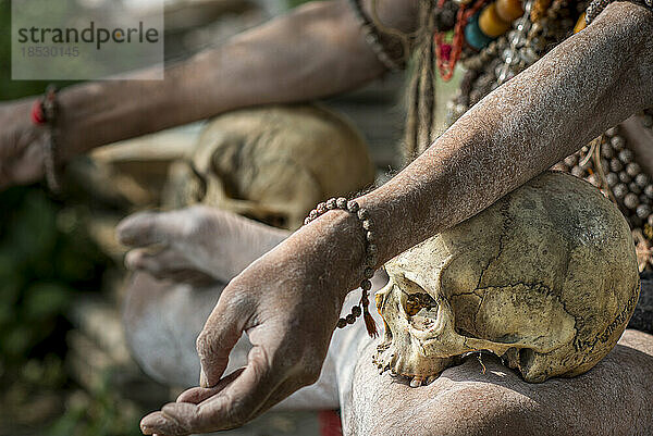 Sadhu bei der Betrachtung eines Schädels; Varanasi  Indien