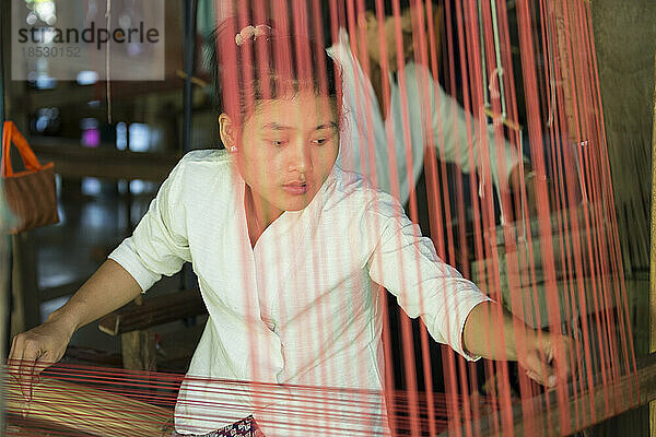 Zwei Frauen arbeiten an traditionellen Webstühlen in Ock Pop Tock  dem Zentrum für lebendiges Kunsthandwerk; Luang Prabang  Laos
