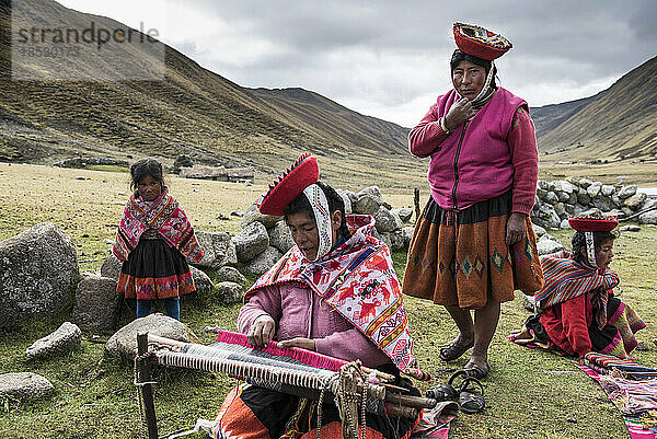 Traditionelle Handweber im Lares-Tal in Peru; Cusco  Peru