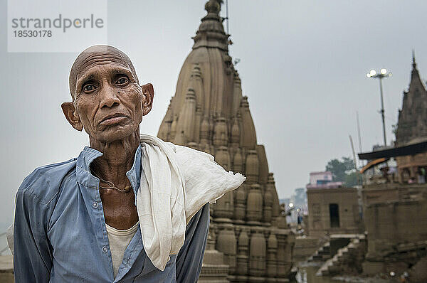 Pilger vor dem Shiva-Tempel nach einer Puja; Varanasi  Indien