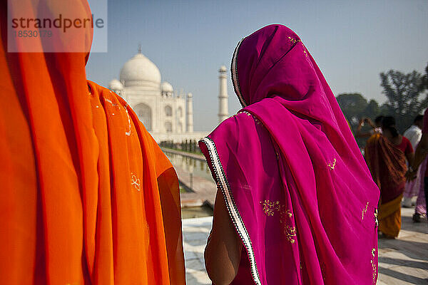 Besucher nähern sich dem Taj Mahal; Agra  Indien