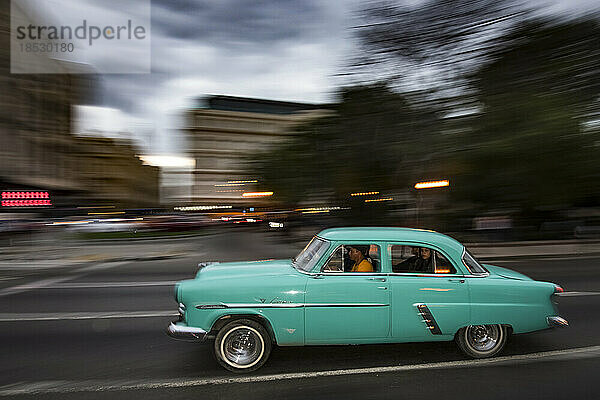 Oldtimer  der auf der Straße in Havanna  Kuba  gefahren wird; Havanna  Kuba