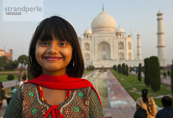 Indisches Mädchen lächelt in die Kamera vor dem Taj Mahal; Agra  Indien