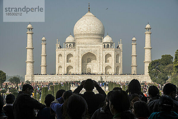Touristenmassen am Taj Mahal; Agra  Indien
