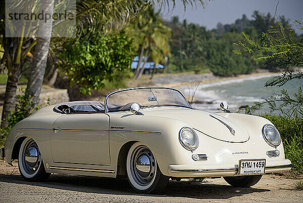 Klassischer Oldtimer  geparkt am Ufer einer tropischen Insel; Thailand