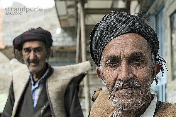 Porträt von zwei kurdischen Männern; Urkantakht  Kermanshah  Iran