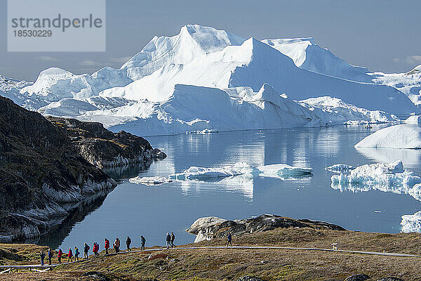 Spaziergang zu einem Aussichtspunkt mit Blick auf die Eisberge des Sermeq Kujalleq-Gletschers und die Diskobucht; Ilulissat  Grönland