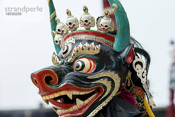 Nahaufnahme einer Maske beim buddhistischen Cham-Tanz; Labrang  Amdo  China