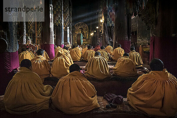 Mönche in der Sakya-Gompa in Tibet; Sakya  Autonome Region Tibet  Tibet