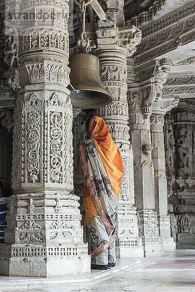 Pilger im Jain-Tempel in Indien; Ranakpur  Rajasthan  Indien