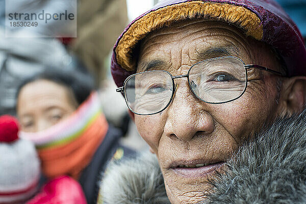Porträt eines älteren männlichen buddhistischen Pilgers mit Brille; Labrang  Amdo  China