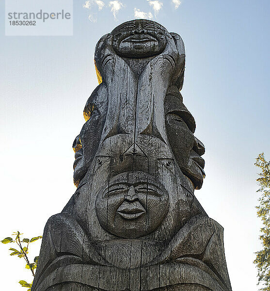 Aus Holz geschnitzte Skulptur der kanadischen Ureinwohner entlang des Sea to Sky Highway in BC  Kanada; British Columbia  Kanada
