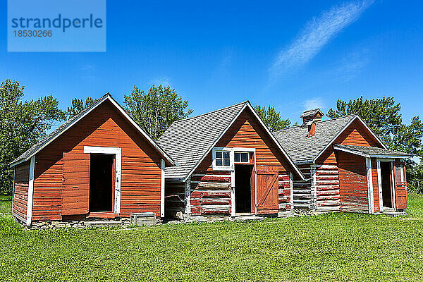 Drei alte historische rot gestrichene Gebäude mit blauem Himmel  südlich von Longview  Alberta; Alberta  Kanada