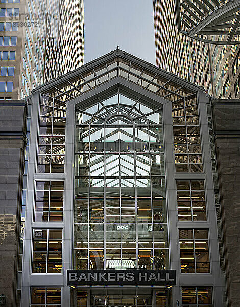 Architektonisches Detail aus Metall und Glas an einem Gebäudeeingang; Calgary  Alberta  Kanada