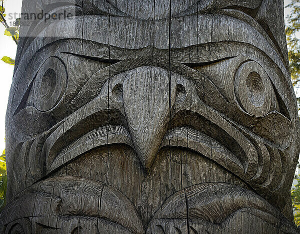 Detailaufnahme einer aus Holz geschnitzten Skulptur der kanadischen Ureinwohner entlang des Sea to Sky Highway in BC  Kanada; British Columbia  Kanada