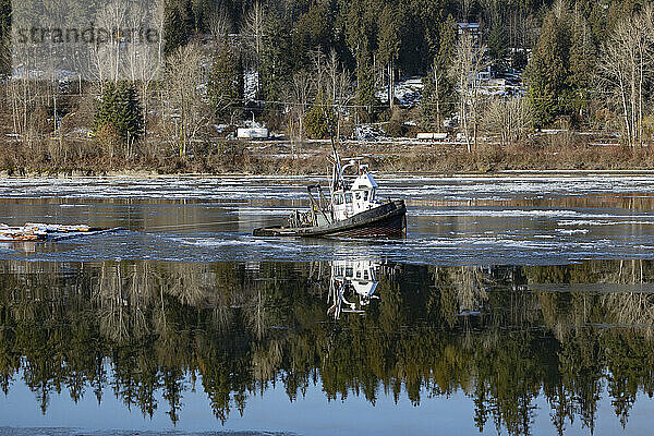 Boot sinkt im Wasser mit Eis vor der Küste; Langley  British Columbia  Kanada