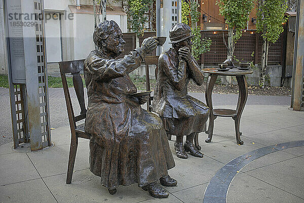 Skulptur Frauen sind Personen   die die Famous Five bei einer Teeparty darstellt; Calgary  Alberta  Kanada