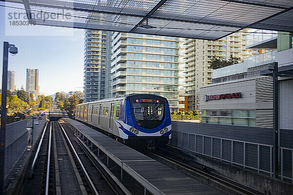 Skytrain in Bewegung auf den Gleisen in Vancouver  Kanada; Vancouver  British Columbia  Kanada