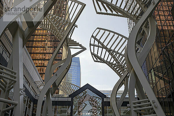 Tiefblick auf öffentliche Kunstskulpturen aus Metall und Wolkenkratzer im Hintergrund  in der Innenstadt von Calgary  Alberta  Kanada; Calgary  Alberta  Kanada