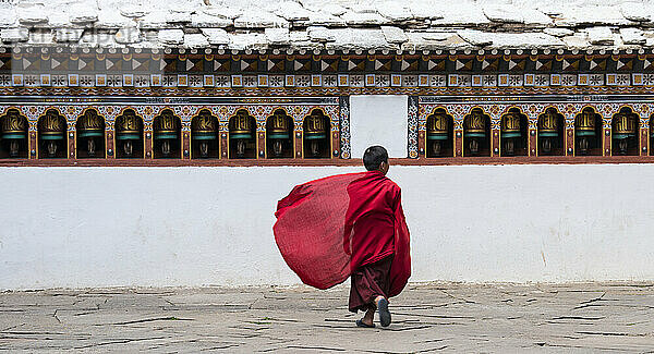 Junger Mönch beim Gang durch ein Kloster; Paro-Tal  Bhutan