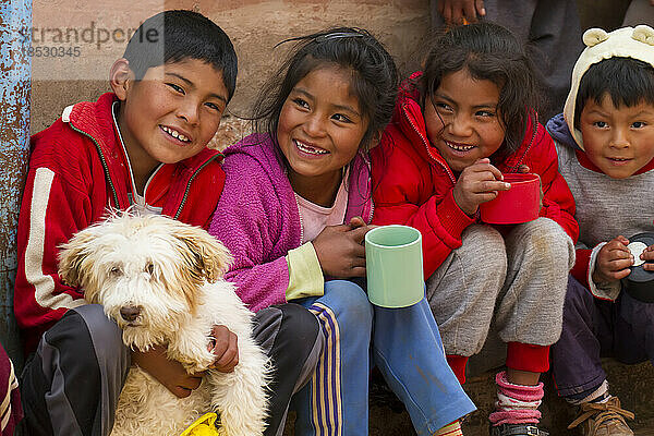 Lachende und lächelnde Kinder auf der Straße von Cuzco  Peru; Cuzco  Peru