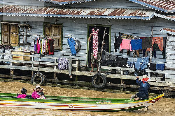 Schwimmendes Haus  Teil des schwimmenden Dorfes am Tonle-Sap-See; Kambodscha