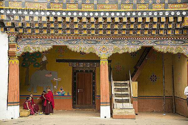 Novizenmönche im Gespräch mit zwei Ältesten im Rinpung Dzong; Paro-Tal  Bhutan
