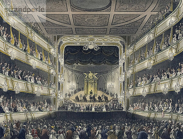 Covent Garden Theater. Um 1808. Nach einem Werk von August Pugin und Thomas Rowlandson im Microcosm of London  das zwischen 1808 und 1810 in drei Bänden von Rudolph Ackermann veröffentlicht wurde. Pugin war der Künstler  der für die architektonischen Elemente der Mikrokosmos-Bilder verantwortlich war; Thomas Rowlandson wurde beauftragt  die lebendigen menschlichen Figuren hinzuzufügen.