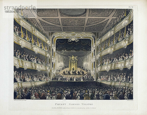 Covent Garden Theater. Um 1808. Nach einem Werk von August Pugin und Thomas Rowlandson im Microcosm of London  das zwischen 1808 und 1810 in drei Bänden von Rudolph Ackermann veröffentlicht wurde. Pugin war der Künstler  der für die architektonischen Elemente der Mikrokosmos-Bilder verantwortlich war; Thomas Rowlandson wurde beauftragt  die lebendigen menschlichen Figuren hinzuzufügen.