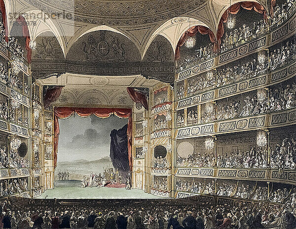 Drury Lane Theater. Um 1808. Nach einem Werk von August Pugin und Thomas Rowlandson im Microcosm of London  das zwischen 1808 und 1810 in drei Bänden von Rudolph Ackermann veröffentlicht wurde. Pugin war der Künstler  der für die architektonischen Elemente in den Mikrokosmos-Bildern verantwortlich war; Thomas Rowlandson wurde beauftragt  die lebendigen menschlichen Figuren hinzuzufügen.