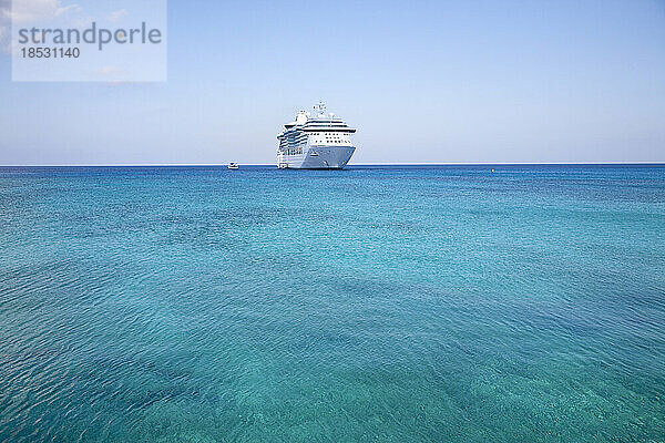 Kreuzfahrtschiff wartet vor der Küste in der Karibik bei Grand Cayman; Grand Cayman  Cayman Islands