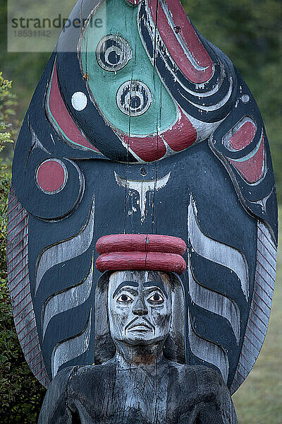 Totempfahl auf einem Friedhof auf Cormorant Island bei Vancouver Island  Haida Gwaii  BC  Kanada; Cormorant Island  Haida Gwaii  British Columbia  Kanada