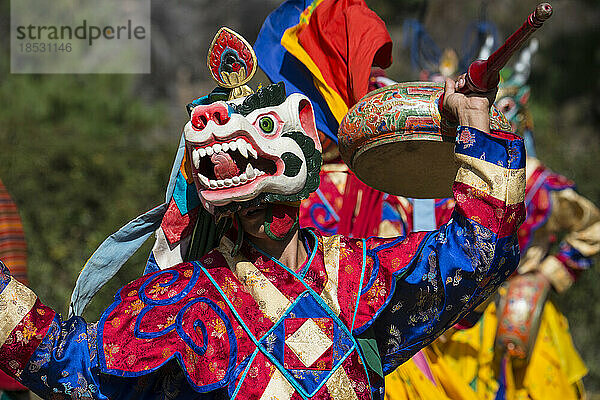 Maskierter Teilnehmer am Tanz- und Musikfestival in Bhutan; Paro-Tal  Bhutan