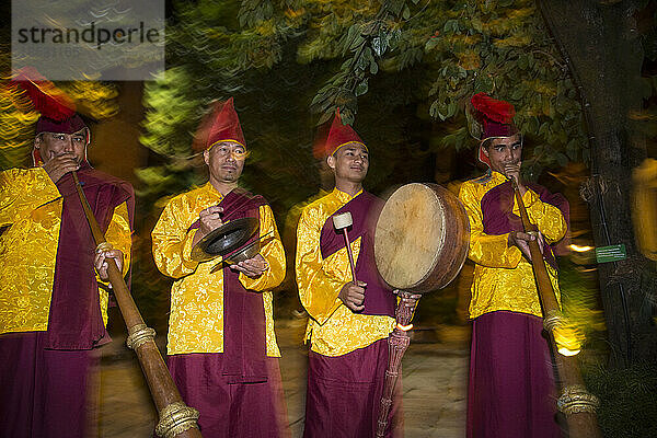 Traditionelle Musiker spielen auf der Straße; Kathmandu  Nepal