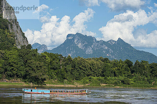 Traditionelles Kreuzfahrtschiff auf dem Mekong-Fluss; Laos