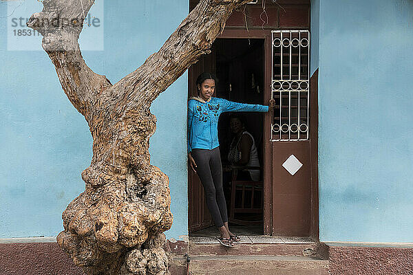 Mädchen steht in der Tür ihres Hauses; Trinidad  Kuba