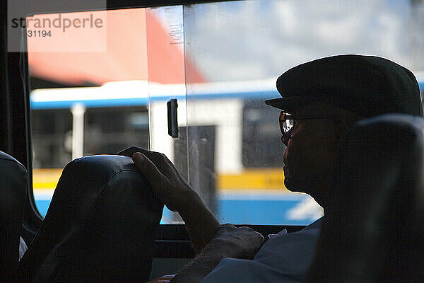 Mann fährt mit dem Bus und schaut aus dem Fenster; Bridgetown  Barbados