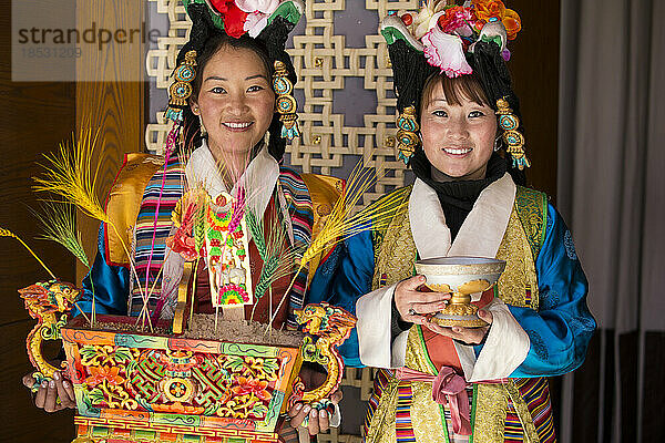 Zwei Frauen in tibetischer Kleidung in Lhasa; Lhasa  Tibet