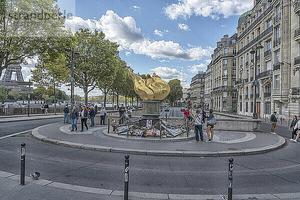 Schrein zu Ehren von Prinzessin Diana  Place Diana   auf einem Platz im 16. Arrondissement in der Nähe des Eiffelturms in Paris; Paris  Frankreich