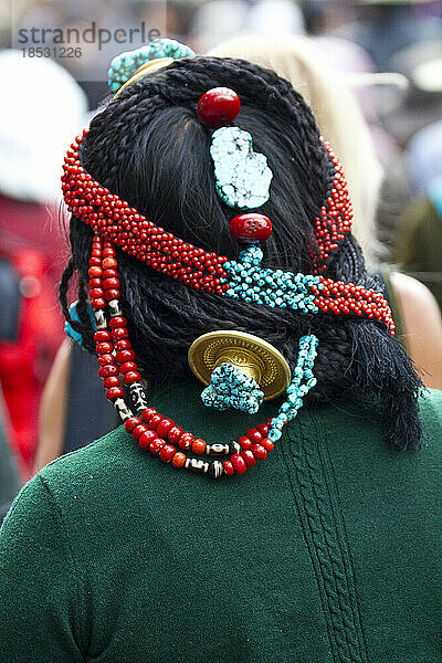 Rückansicht einer Person mit Kopfschmuck auf dem Borkhar-Markt; Lhasa  Tibet