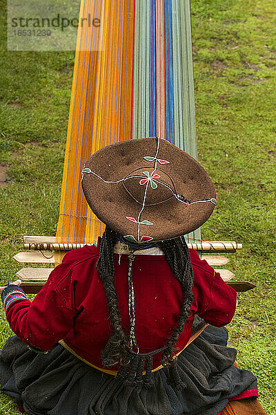 Frau webt in der Tradition der alten Inkas; Cuzco  Peru
