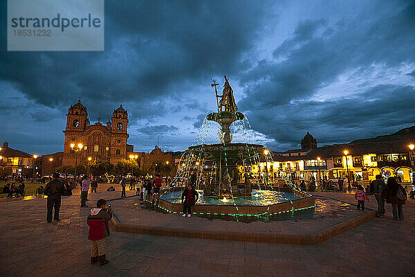 Blick auf den nächtlichen Springbrunnen auf der Plaza de Armas  Cuzco  Peru; Cuzco  Peru