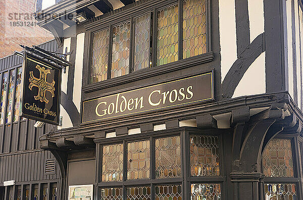 Schild und Fassade eines historischen Pubs in Coventry  UK; Coventry  England