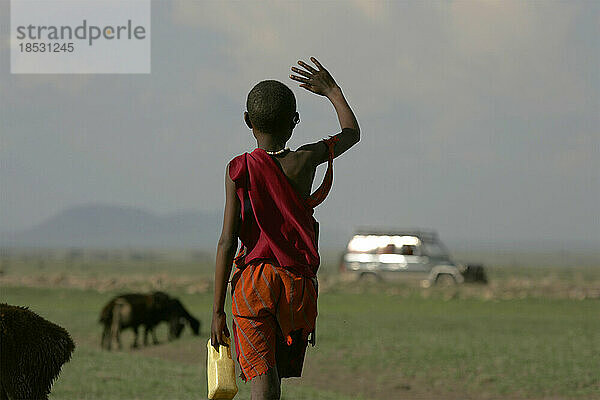 Masai-Kind winkt Touristen in Tansania zu; Ndutu  Tansania