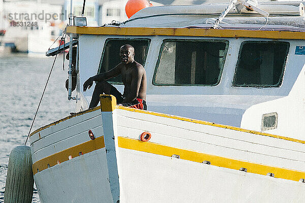 Einheimischer Fischer auf seinem Fischerboot beim Verlassen des Haupthafens in St. George's  Grenada; St. George's  Grenada