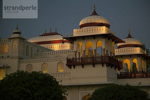 Luxushotel bei Nacht beleuchtet in Jaipur  Indien; Jaipur  Bundesstaat Rajasthan  Indien