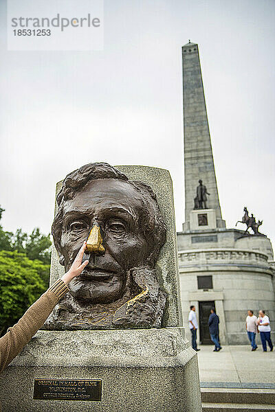 Tourist reibt die Nase von Abraham Lincoln an seinem Grabmal in Springfield  Illinois  USA; Springfield  Illinois  Vereinigte Staaten von Amerika