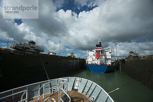 Schiffe fahren durch eine Schleuse im Panamakanal; Panama